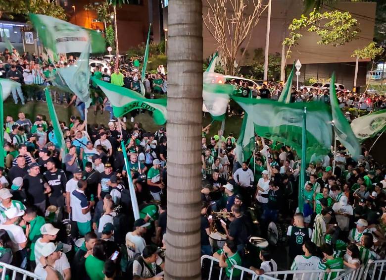 Los hinchas verdes ya acostumbran realizar los banderazos para partidos importantes. FOTO TOMADA DE X