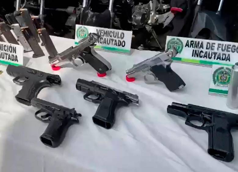 Estas son las seis pistolas incautadas en el atraco a la fundición de oro de El Poblado. Los delincuentes también usaron una subametralladora, igualmente decomisada, y fusiles de distintos calibres con los que lograron escapar. FOTO: CORTESÍA DE POLICÍA.