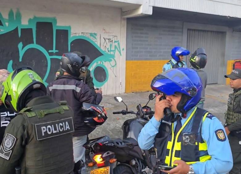 Uno de los agentes requisa a un moticiclista que transitaba por la zona mientras agentes de movilidad realizan controles. FOTO: Cortesía