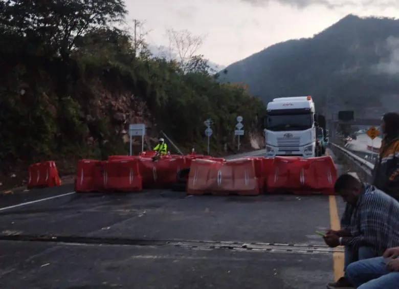 Los bloqueos ocurren en el sector de Boquerón en la vía Bogotá-Girardot, en la salida del Túnel Sumapaz. FOTO: X @rafacolontorres