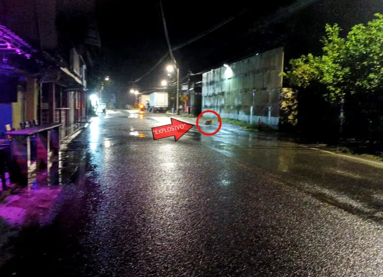 La Policía reportó que un motociclista abandonó una caja frente a las instalaciones policiales en la madrugada de este sábado 14 de junio. FOTO: CORTESÍA POLICÍA ANTIOQUIA