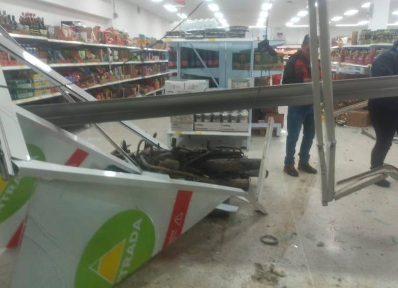Así quedó luego del accidente la entrada del supermercado en El Carmen de Viboral. FOTO: CORTESÍA