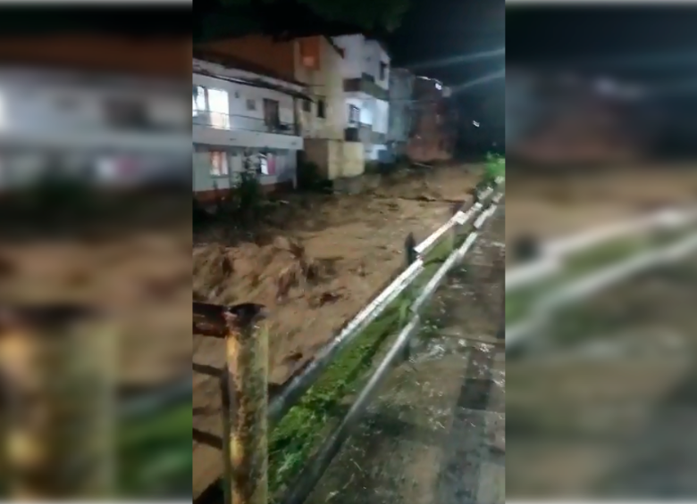 Quebrada La Sucía, en Ciudad Bolívar, se desbordó este martes. FOTO: CORTESÍA