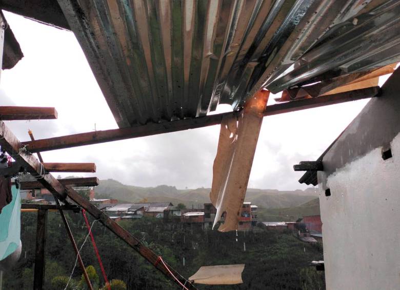 Más de 60 viviendas perdieron sus techos en la zona urbana y rural de Anorí por cuenta de las fuertes lluvias. FOTO: CORTESÍA DAGRAN