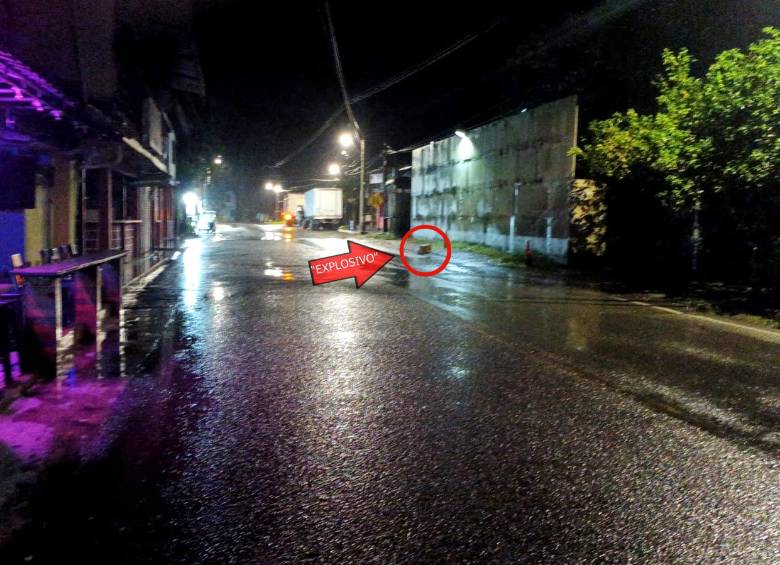 La Policía reportó que un motociclista abandonó una caja frente a las instalaciones policiales en la madrugada de este sábado 14 de junio. FOTO: CORTESÍA POLICÍA ANTIOQUIA