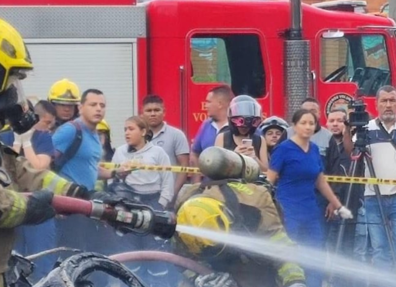 Los socorristas lograron salvar al copiloto de las llamas. FOTO: redes sociales