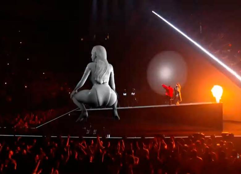 La figura de una mujer gigante apareció por lapsos sobre el escenario. FOTO TOMADA DEL VIDEO.