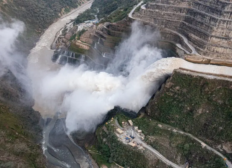 El embalse de Hidroituango está diseñado para operar a 420 msnm; sin embargo, hoy la altura máxima permitida es 408 metros. El almacenamiento actual representa el 53% del volumen útil. FOTO MANUEL SALDARRIAGA