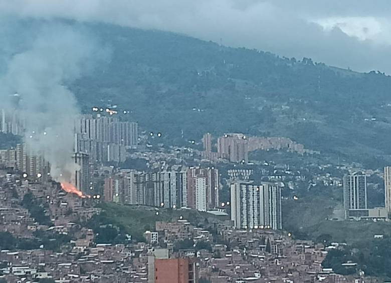 La zona en la que se presenta la conflagración es forestal, sin embargo los bomberos intentan controlar las llamas para evitar que afecten a viviendas aledaña. Foto: Cortesía