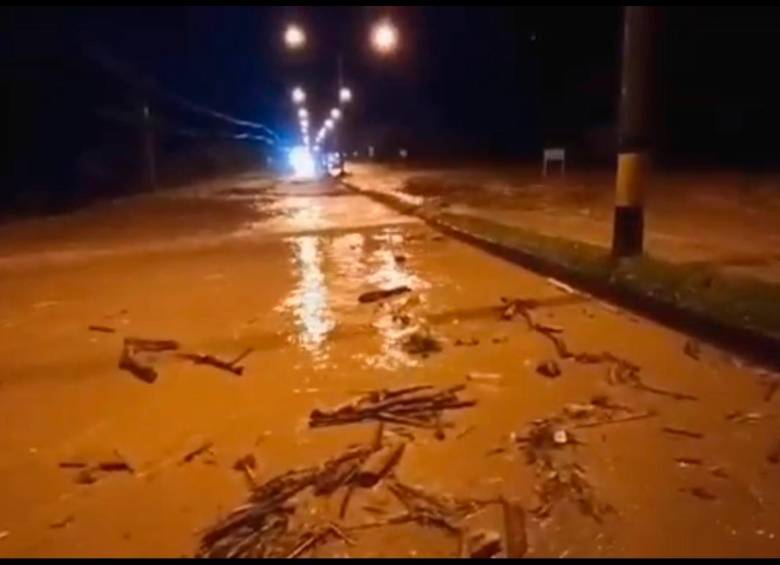 Así se veía la doble calzada en Barbosa por cuenta del desbordamiento de quebradas. FOTO: CORTESÍA