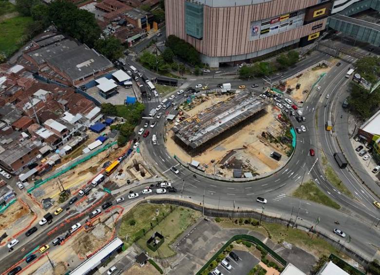 Las obras del nuevo intercambio vial de Mayorca (ubicado en la calle 50 Sur con la avenida Las Vegas, entre Envigado y Sabaneta). El costo supera los $58.000 millones (incluyendo interventoría), financiado por el Área Metropolitana y municipios del sur. Foto: Cortesía