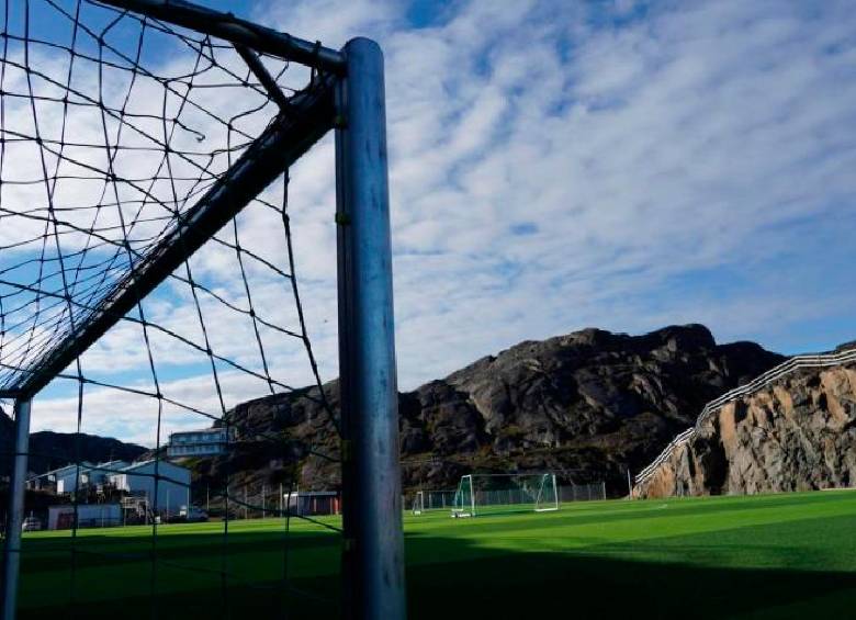 Hasta ahora el fútbol de Groenlandia es practicado por jugadores aficionados. Para que los habitantes de allí puedan jugar dependen de la voluntad de sus rivales para organizar partidos. FOTO AFP
