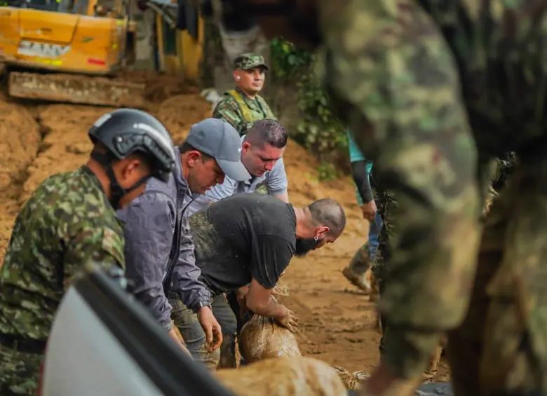 Parte de la cadena humana con la que se evacuó parte del lodo de la zona. FOTO: Cortesía