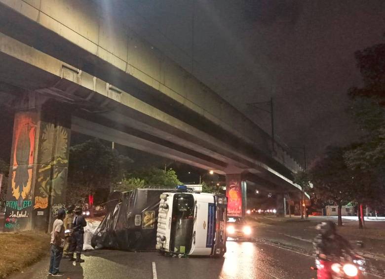 Así quedó el camión que transportaba abono y se volcó en la avenida Regional, a la altura del Puente Guayaquil. FOTO: CORTESÍA