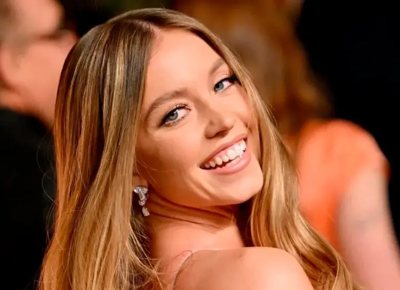 La actriz Sydney Sweeney ha protagonizado varios escándalos, entre ellos protagonizar una campaña publicitaria que promovía el supremacismo blanco, según sus críticos. Foto: getty.