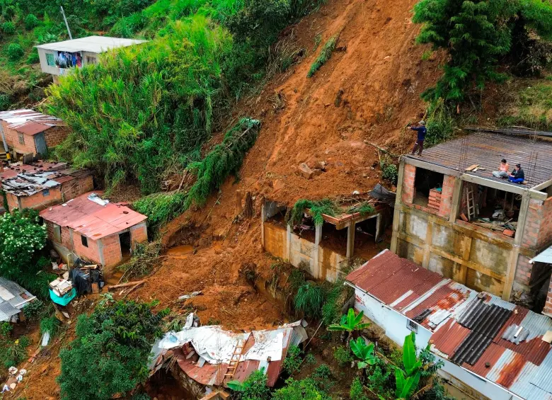 El derrumbe se presentó en un sector del barrio Carambolas, en el nororiente de Medellín. FOTO: Camilo Suárez