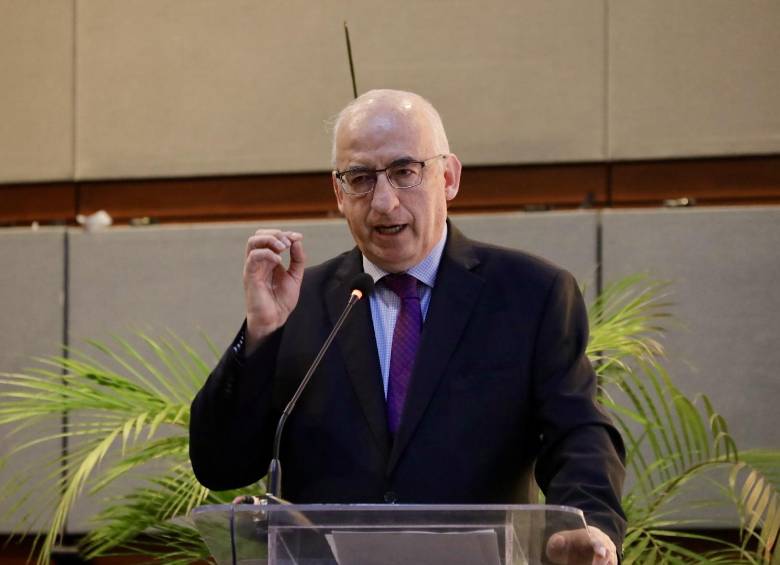 Leonardo Villar, gerente general del Banco de la República, advirtió ante el Senado que Colombia podría seguir sin cumplir la meta de inflación del 3% durante 2027. FOTO COLPRENSA