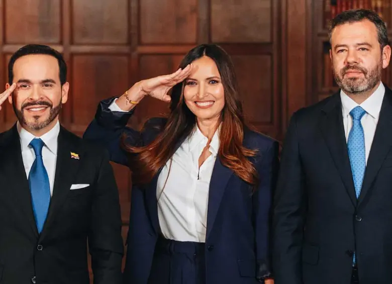 Clara Lucía Sandoval, nueva gerente para Bogotá, junto al presidente Abelardo de la Espriella y el alcalde Carlos Fernando Galán. FOTO: Presidencia. 
