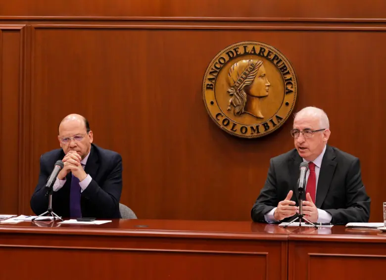 El ministro de Hacienda, Germán Ávila (izq.) y el gerente del Emisor, Leonardo Villar (der.) explicaron sus puntos de vista sobre tasas de interés, en rueda de prensa. FOTO cortesía Banco de la República
