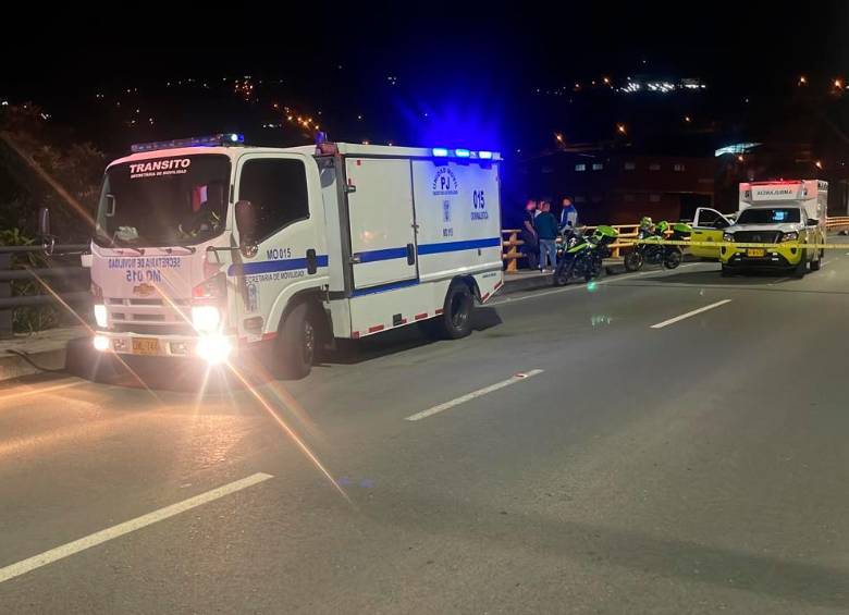Mientras las autoridades hacían la inspección técnica al cadáver del hombre de 22 años, se cerró la calzada occidental por dos horas. FOTO: Cortesía.