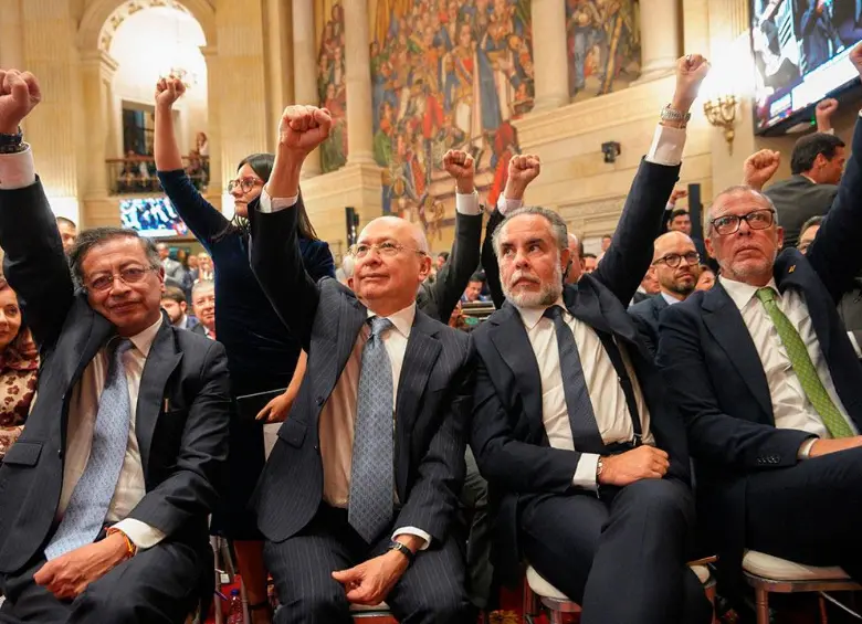 El presidente Gustavo Petro levantó su puño durante la intervención de la oposición. FOTO CORTESÍA 