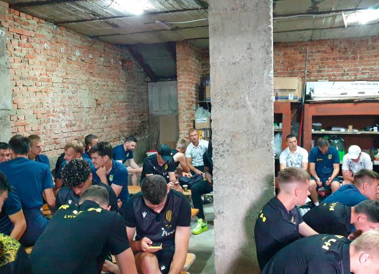 En el refugio antibombas los deportistas esperaron hasta que fuera seguro volver al terreno de juego. FOTO: TOMADA DE TWITTER @Buckarobanza