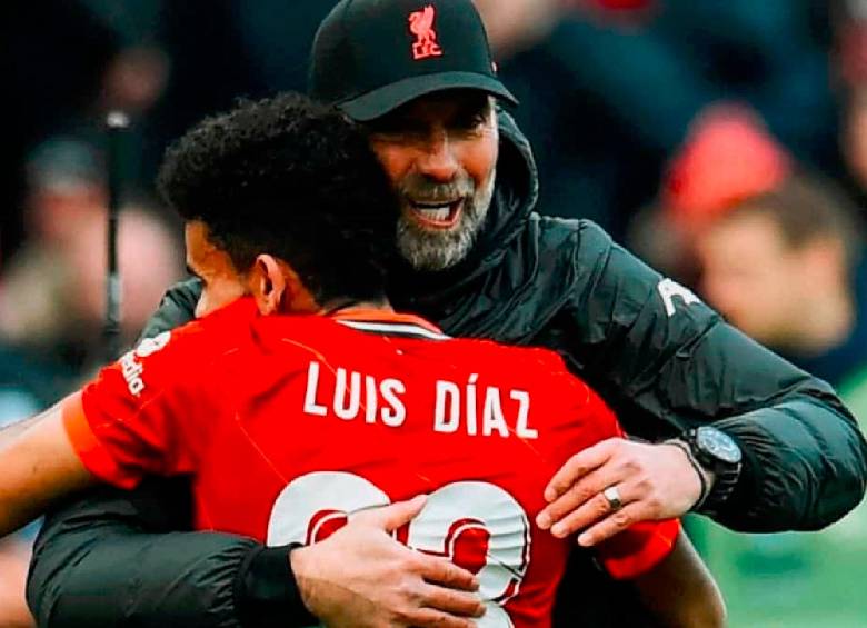 Jürgen Klopp y Luis Díaz. FOTO AFP