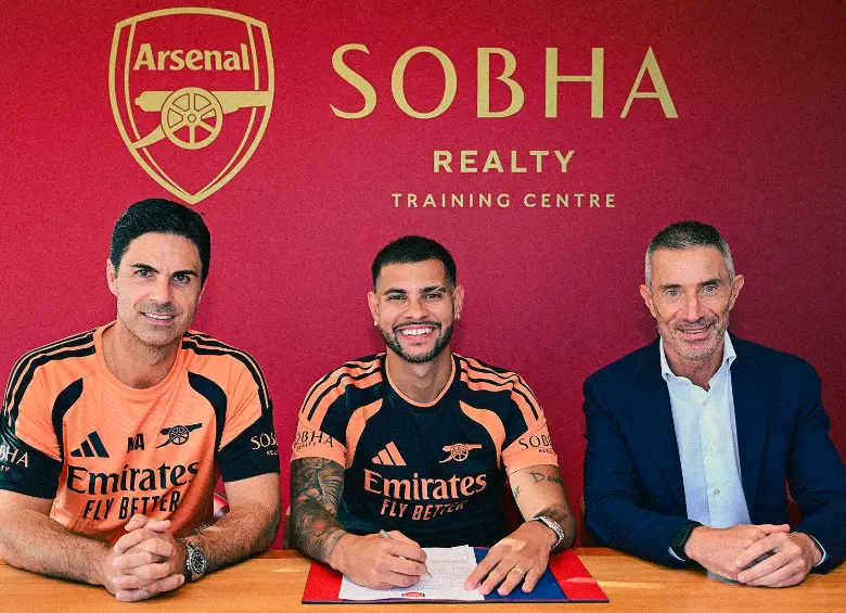Bruno Guimaraes con Mikel Arteta y Andrea Berta. FOTO: X Arsenal