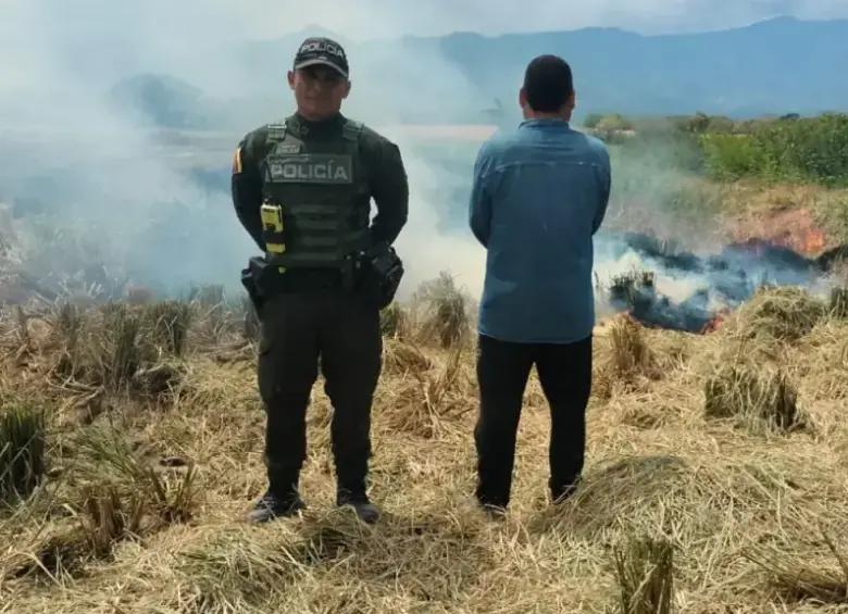 El fuego era utilizado para preparar un terreno destinado al cultivo de arroz en zona rural. FOTO: Policía Metropolitana de Neiva.