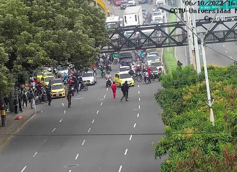Los encapuchados obligaron detener el tráfico vehicular haciendo estallar “papas bombas”. FOTO: Cortesía Guardianes Antioquia.