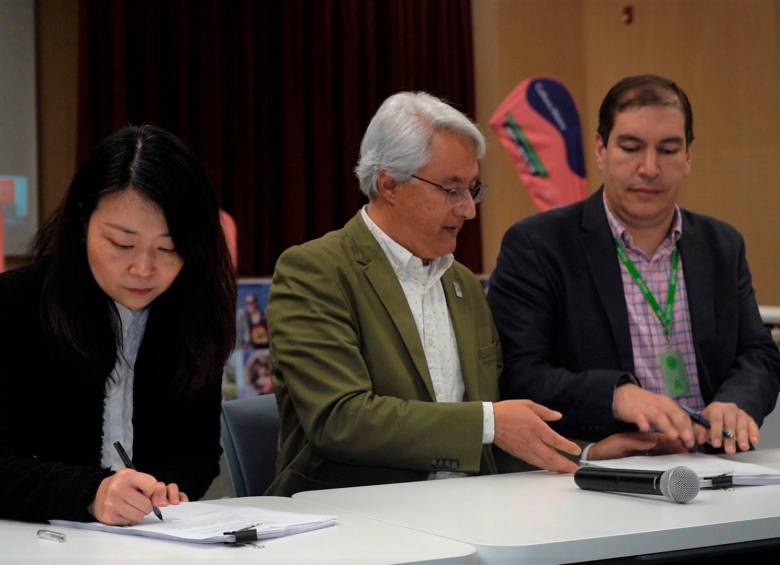 Lulu Yang (izq.) –representante legal de la Unión Temporal Metro de la 80– y Tomás Elejalde (centro) gerente del Metro de Medellín firmaron el contrato. FOTO: CORTESÍA METRO DE MEDELLÍN