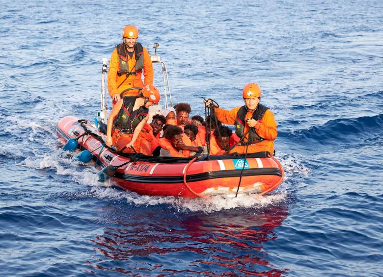 En el bote fueron rescatadas por las autoridades otras dos personas. FOTO EFE