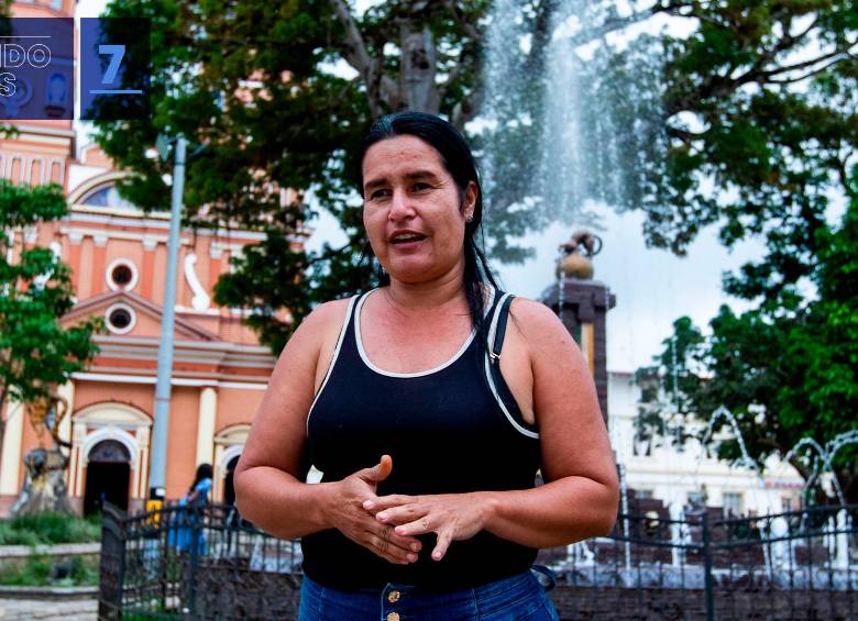 Durante los siete años que tomó la construcción, Sandra persistió como veedora ciudadana. Acudió a la Administración Municipal, a la Personería, interpuso PQRS a la interventoría y asistió a reuniones con diferentes actores. Fue hasta el año 2023 que, gracias a la insistencia de Sandra, la Contraloría General de la República hizo presencia en el territorio y llamó la atención de todas las entidades implicadas. Una vez investigada la obra, la CGR advirtió la posibilidad de una multa para el municipio si no se realizaban acciones concretas en pro de la culminación del proyecto. En la foto, Sandra Álvarez en el Parque Principal de Amalfi.