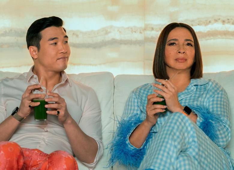 Joel Kim Booster y Maya Rudolph en una de las escenas de la serie. FOTO Cortesía Apple TV+