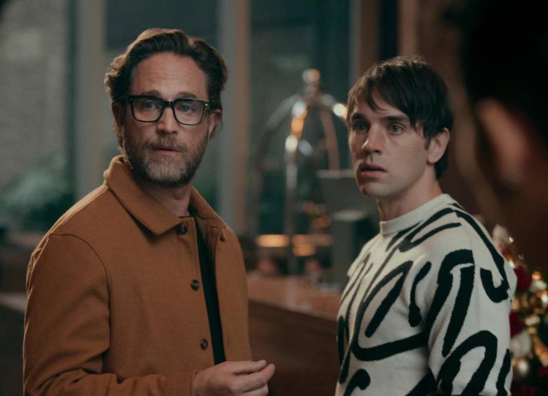 Michel Brown, a la izquierda, es uno de los protagonistas de Simplemente Alicia, que ya se puede ver en Netflix. A su lado el actor argentino Leo Deluglio. FOTO Cortesía