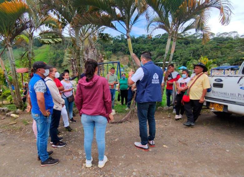 La Defensoría del Pueblo acompañó a familiares de 11 personas que murieron en un operativo militar. Gobierno dice que eran disidentes de las Farc, familias aseguran lo contrario. FOTO cortesía