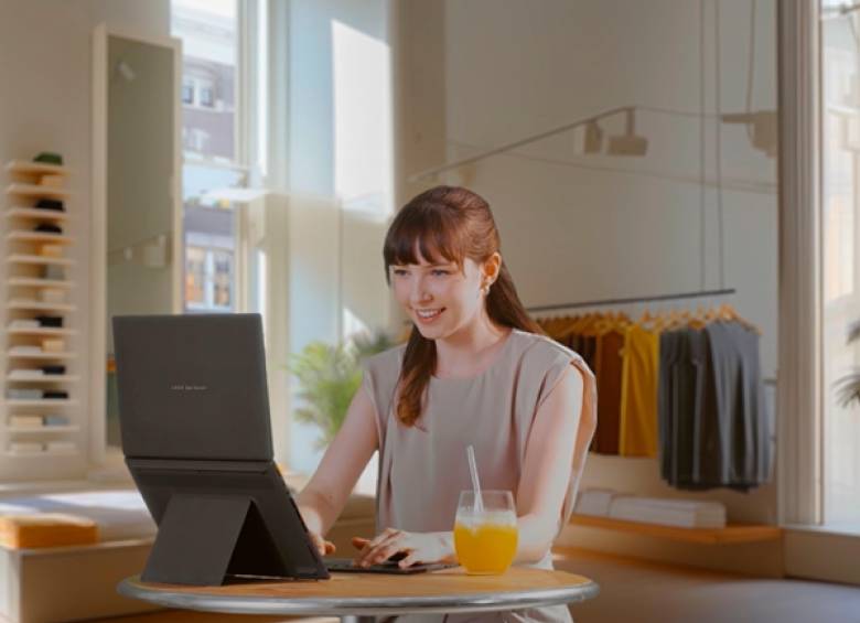 La Zenbook DUO (2026) es portátil, doble pantalla OLED, con procesador Intel Core Ultra y chasis de Ceraluminum™.