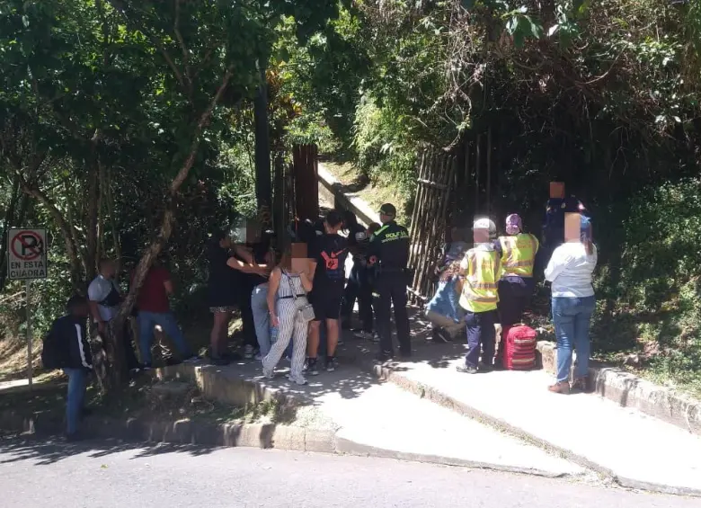 En esta zona boscosa del Parque de las Mascotas, en la centralidad de Sabaneta, ocurrió la muerte de Melanie Sarahí Fajardo Rincón, de 17 años, y Santiago Uribe Monsalve, de 20. FOTO: GUILLERMO LEÓN OSPINA MUÑOZ