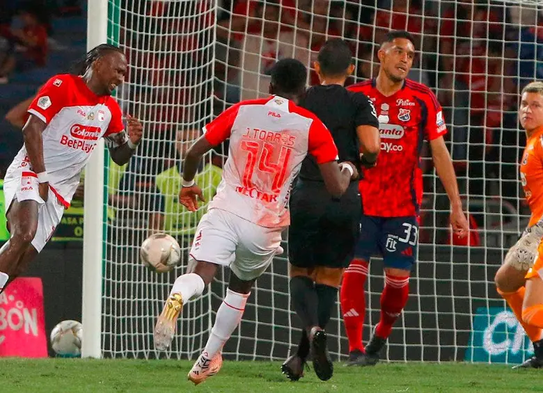 La imagen del balón de Hugo Rodallega entrando en la red durante la final de la Liga frente al DIM. FOTO DIMAYOR