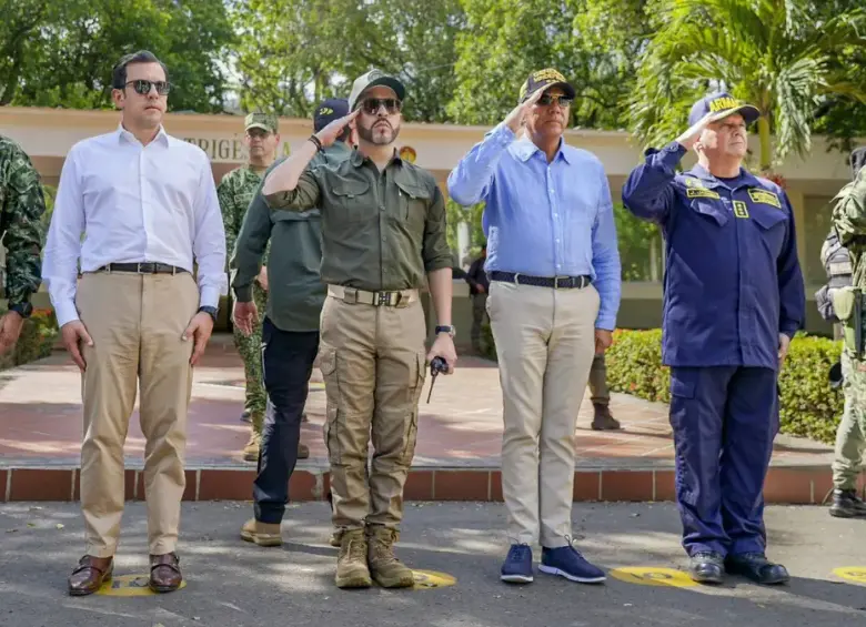 Presidente Abelardo de la Espriella y la cúpula militar. FOTO: Comando General de las Fuerzas Militares.