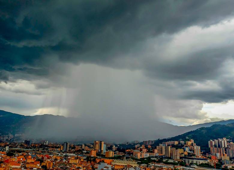Fuertes lluvias en Medellín y el Valle de Aburrá: hay tormenta eléctrica con granizo y alertas en quebradas