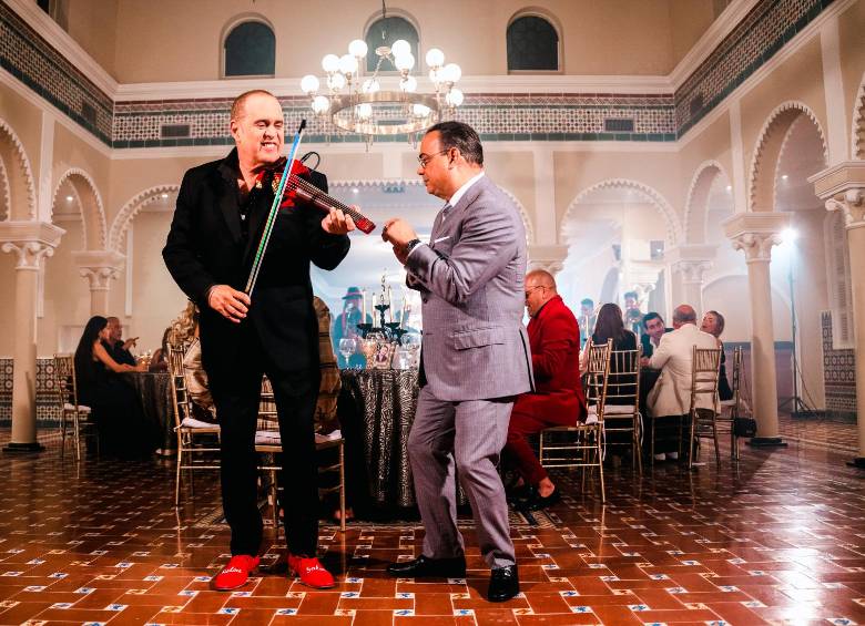 Alfredo de la Fe y Gilberto Santa Rosa protagonizan el video de Salsero al mango, una de las canciones del disco Legado, del violinista cubano FOTO cortesía.