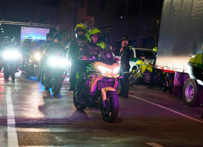El operativo concentró la acción de más de 200 personas entre policías, soldados y funcionarios de la Alcaldía y Migración. FOTO: POLICÍA