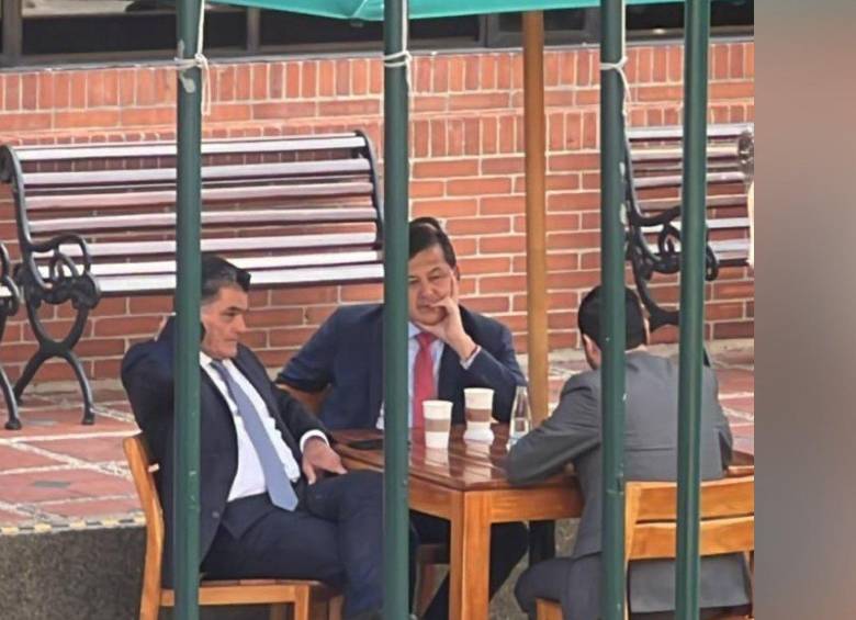El procurador Gregorio Eljach fue visto con Andrés Castro, candidato a contralor y personero de Bogotá, en la Universidad Externado. FOTO: Redes Sociales