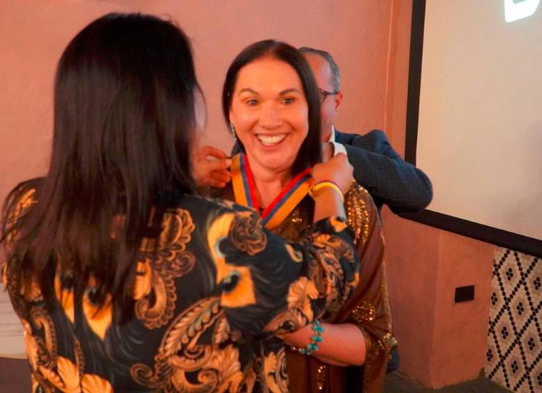 La gerente Luz María González de Bedout recibe la condecoración otorgada por el Congreso de la República. FOTO CORTESÍA DISLICORES. 