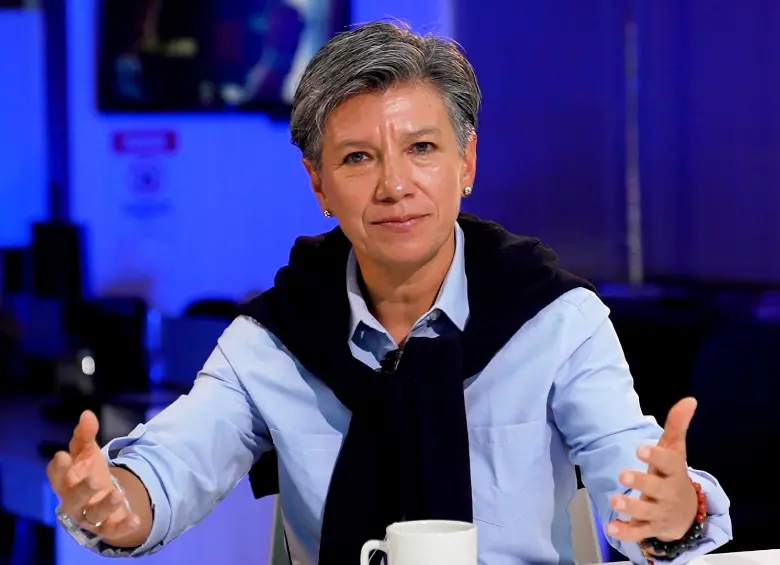 Claudia López expresó tener diferencias con Abelardo de la Espriella, sin embargo reiteró que esto no la lleva a votar por Iván Cepeda. Foto: Juan Sebastián Carvajal.
