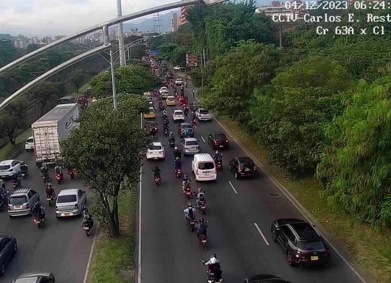 Aspecto de la Autopista Sur, a la altura del barrio Carlos E. Restrepo, durante las primeras horas de este lunes 4 de diciembre. FOTO: CORTESÍA SECRETARÍA DE MOVILIDAD