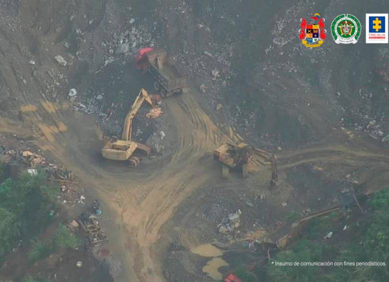 La montaña ha sido tan socavada, que hay peligro de deslizamiento y de afectaciones a los vecindarios cercanos. FOTO: CORTESÍA DE FISCALÍA.