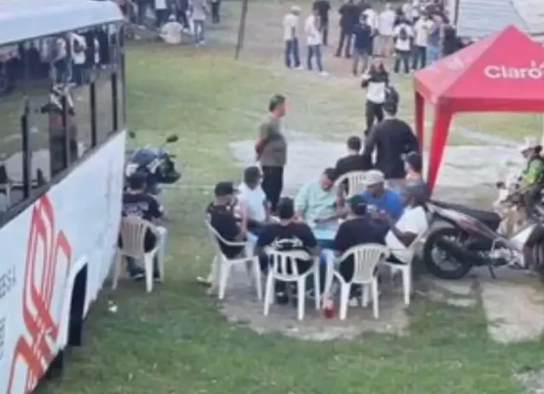 Personas permanecen en los alrededores de la cárcel La Paz de Itagüí, donde se ha instalado un campamento en medio de la polémica por el eventual traslado de cabecillas. FOTO: @claudiacarrasq.
