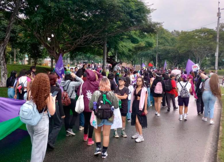 Las mujeres ondearon sus banderas en su paso por el centro. FOTO: TOMADA DE TWITTER